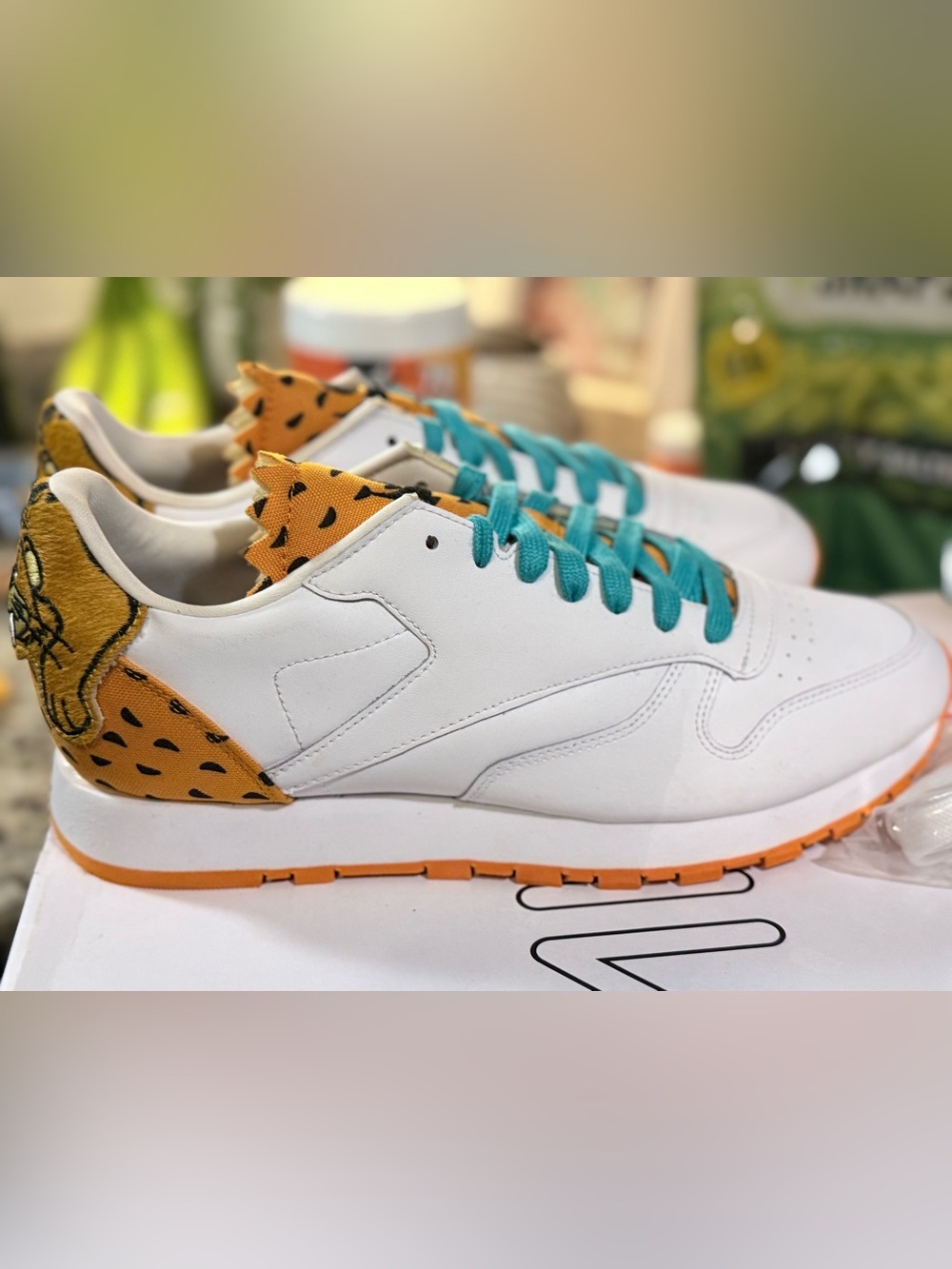 Flintstones Meet Jetsons x Reebok Classic - Picture 2 of 7